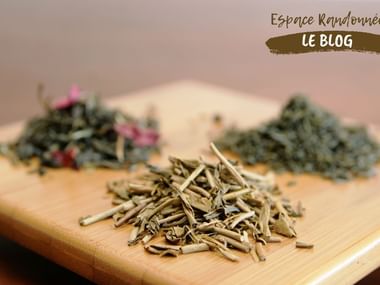 Petits tas d'herbes sauvages séchées sur une planche à découper