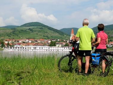 Couple de cyclistes devant le Danube