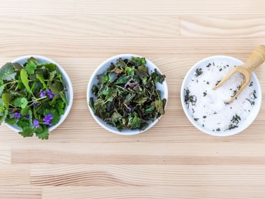 Trois contenants illustrant la préparation d'un bon sel d'herbes