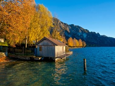 Cabane en bois sur les bords de l'Attersee en Autriche, à l'automne