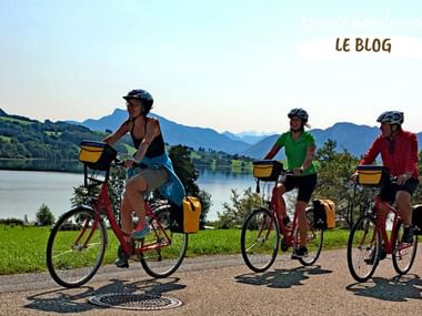 A vélo au bord d'un lac