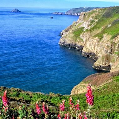 Paysage typique de la côte escarpée de Bretagne, à découvrir à pied ou à vélo avec Espace Randonnée