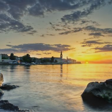 Vue sur Porec au soleil couchant