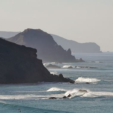 Vue sur la côte escarpée d'Algarve