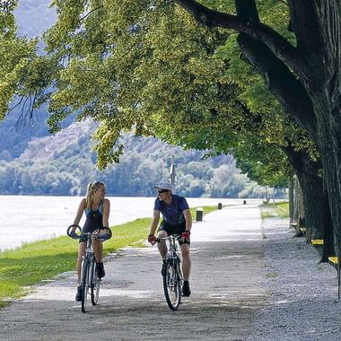 Couple de cyclistes pédalant le long du Danube en Autriche