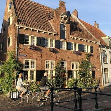 Cyclotouristes en balades dans la ville d'Amersfoort aux Pays-Bas