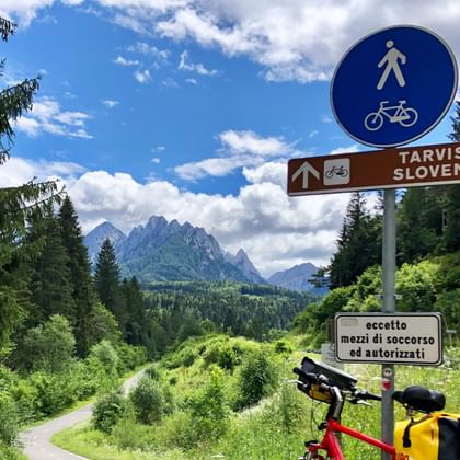 Signalétique sur la piste cyclable de l'Alpe Adria