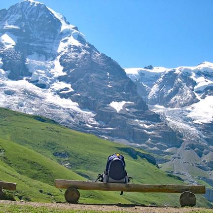 Sac à dos de randonnée sur un banc sur le trek de l'Ours en Suisse