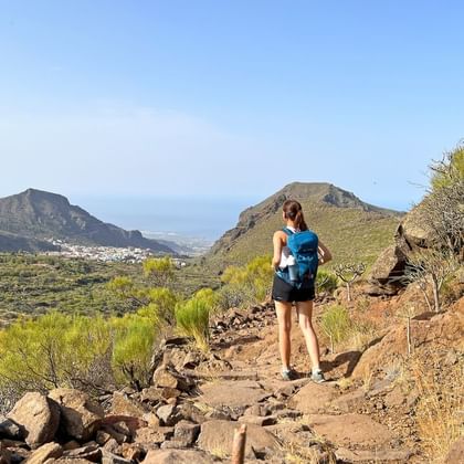 Randonneuse sur un sentier dans les environs de Santiago del Teide
