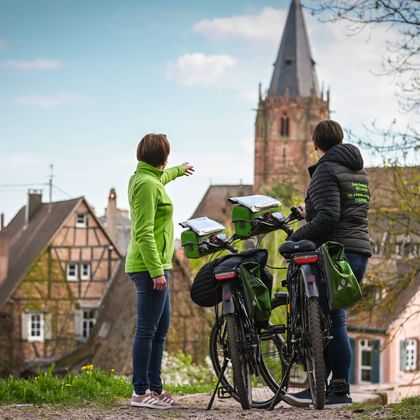 Deux cyclotouristes dans la ville alsacienne de Wissembourg