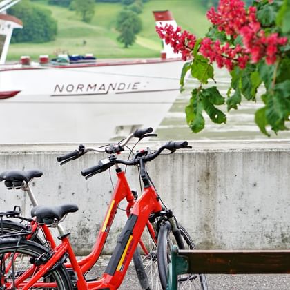Le bateau MS Normandie avec deux vélos de location au premier plan