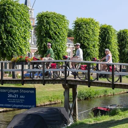 Cyclotouristes posant sur un pont de Stavoren