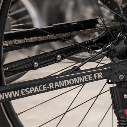 Gros plan sur un vélo de location de l'agence de voyage Espace Randonnée