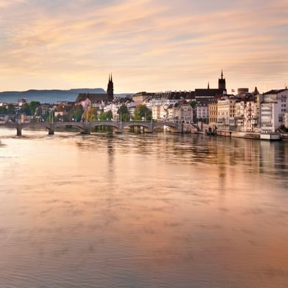 Vue de la ville de Bâle traversée par le Rhin au coucher du soleil