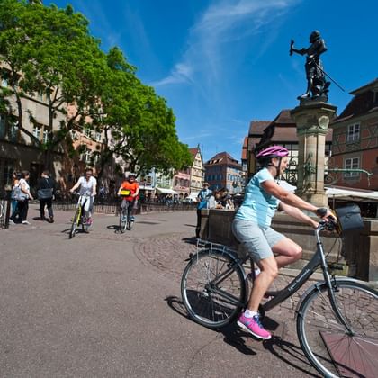 A vélo dans les rues piétonnes du centre historique de Colmar