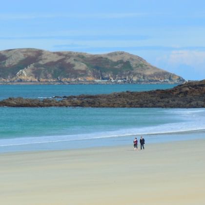Couple marchant sur un plage en hiver