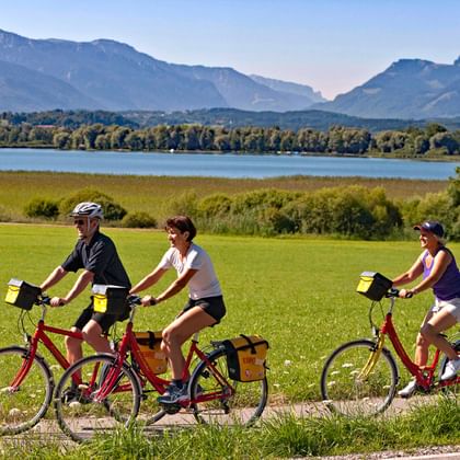 Cyclotouristes sur les rives du Lac de Chiem en Bavière