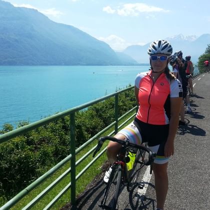 Groupe de cyclistes sur les bords du Lac d'Annecy