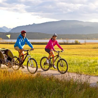 Couple à vélo avec une remorque, en Bavière