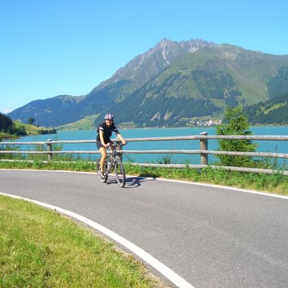A vélo dans les environs du Lac de Resia