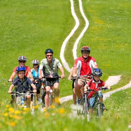 Famille à vélo