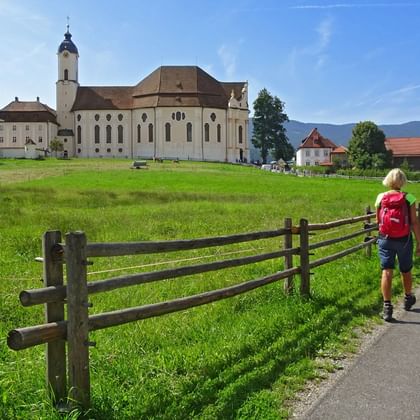 Randonneuses devant l'abbaye de Wieskirche