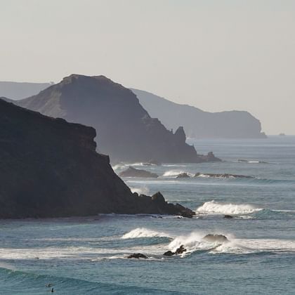 Vue sur la côte escarpée d'Algarve