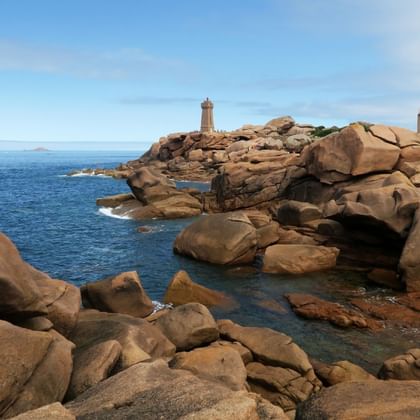 Le phare de Ploumanac'h, sur la côte de granit rose en Bretagne
