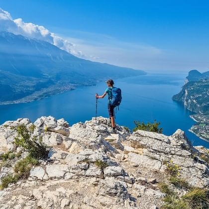 Randonneur, vue sur le lac de Garde depuis Punta Larici