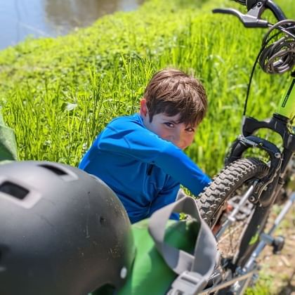 Garçon attachant son vélo grâce à un Followme