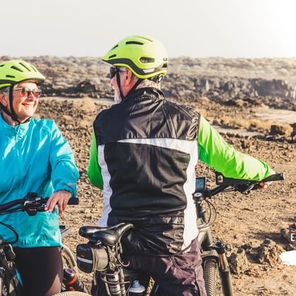 Couple de cyclistes âgés en bord de mer