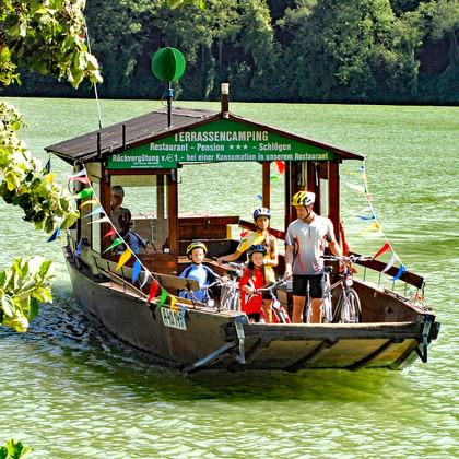 Une famille de cyclotouriste traverse le Danube en bac