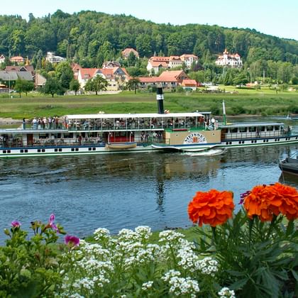 Bateau navigant sur l'Elbe dans les environs de Meissen