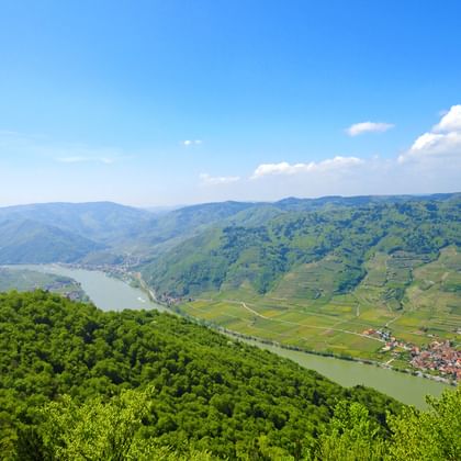 Vue aérienne du Danube et de ses méandres dans la vallée de la Wachau en Autriche