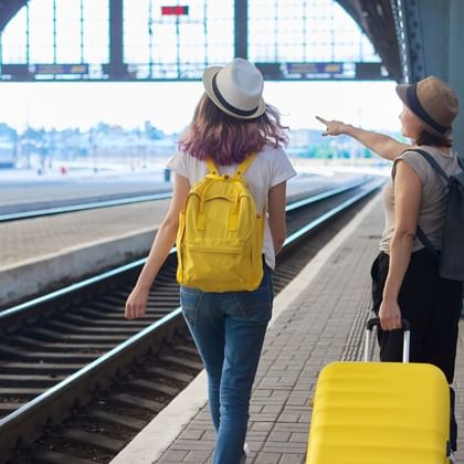 Deux voyageuses sur le quai d'une gare