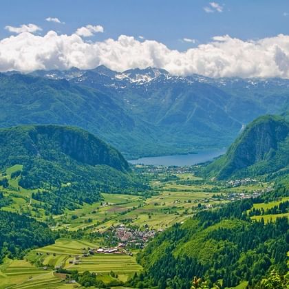 Vue sur le Lac Bohinj et les Alpes juliennes