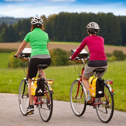 Deux cyclistes roulent de dos en Allemagne