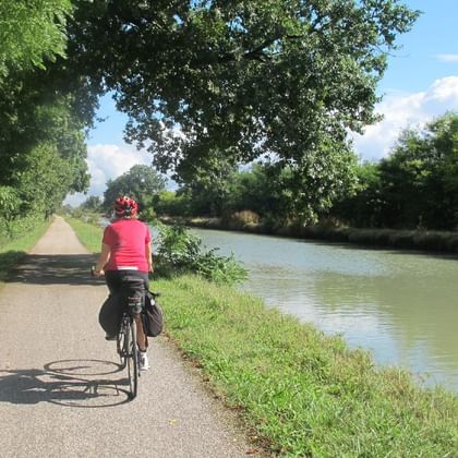 Cycliste longeant le canal de la Garonne à vélo à Saint-Jean-de-Thurac
