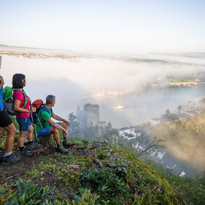 Groupe de randonneurs dans la vallée du Rhin, vue sur le Burg Katz en Allemagne