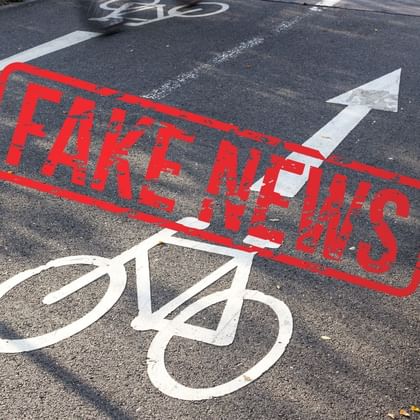Piste cyclable et tampon Fake news
