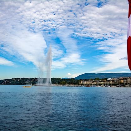 Vue du Lac Léman avec un drapeau suisse au premier plan