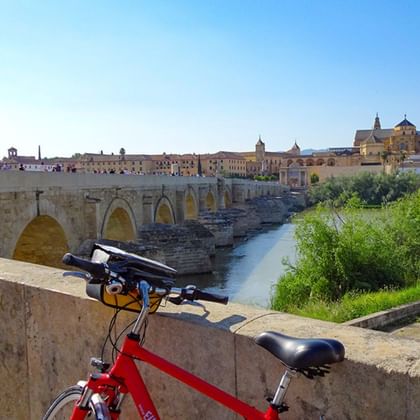Vélo garé sur le pont romain de Cordoue