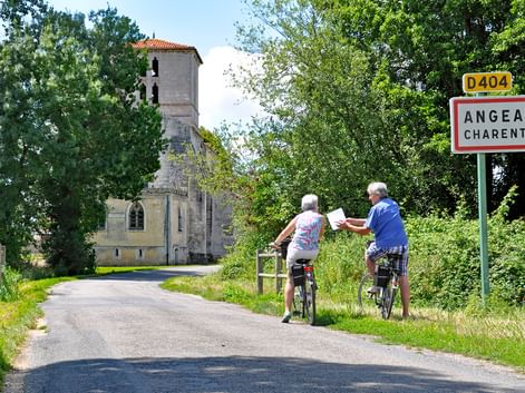 A vélo à l'entrée d'Angéac