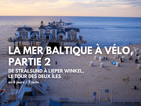 Plage de sable de la mer Baltique avec chaises de plage à capuchon blanc et jetée historique s'étendant dans l'eau au coucher du soleil.