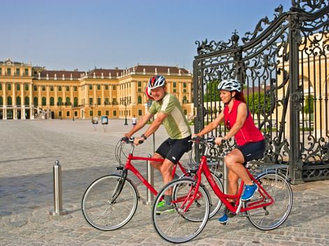 Cyclotouristes quittant le Château Schonbrunn à Vienne