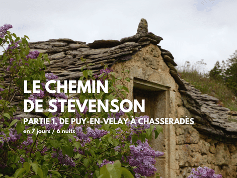 Ancienne maison en pierre avec toit en ardoise et fleurs de lilas violettes sur le Chemin de Stevenson de Puy-en-Velay à Chasseradès.