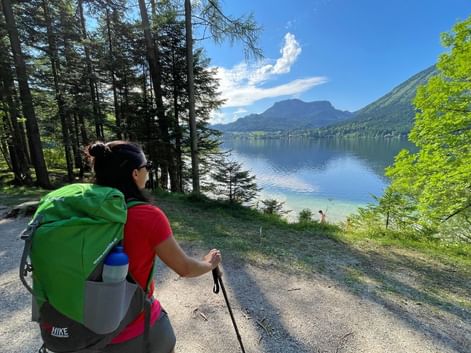 Randonneuse sur les rives de l'Altausee