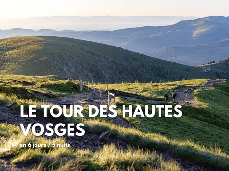 Sentier de montagne sinueux à travers les collines vertes des Hautes Vosges avec des chaînes de montagnes étagées sous une douce lumière du soir.