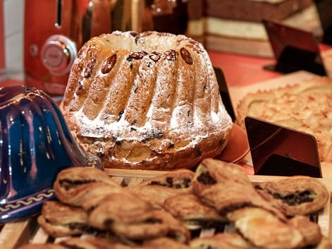Petit déjeuner typique en Alsace avec Kougelhof et viennoiseries