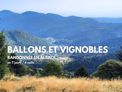 Paysage montagneux en Alsace avec collines boisées et vallées. Texte superposé 'BALLONS ET VIGNOBLES RANDONNÉE EN ALSACE en 7 jours / 6 nuits'.
